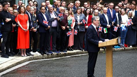 UK election results live: Starmer meeting King to become PM.
